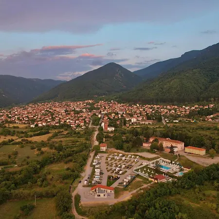 مكان تخييم 7 Lakes ساباريفا بانيا