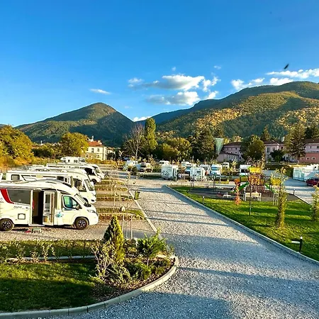 مكان تخييم 7 Lakes *