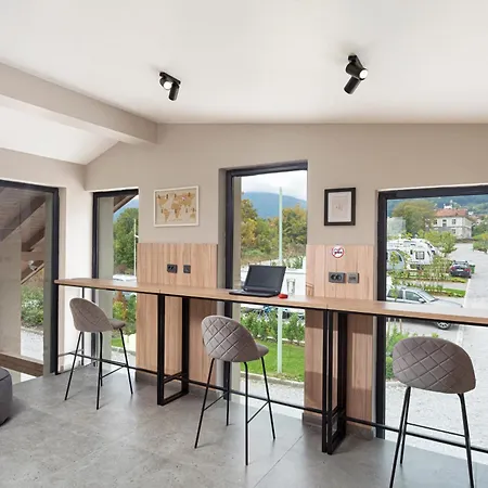 مكان تخييم 7 Lakes *