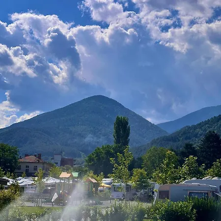 مكان تخييم 7 Lakes *